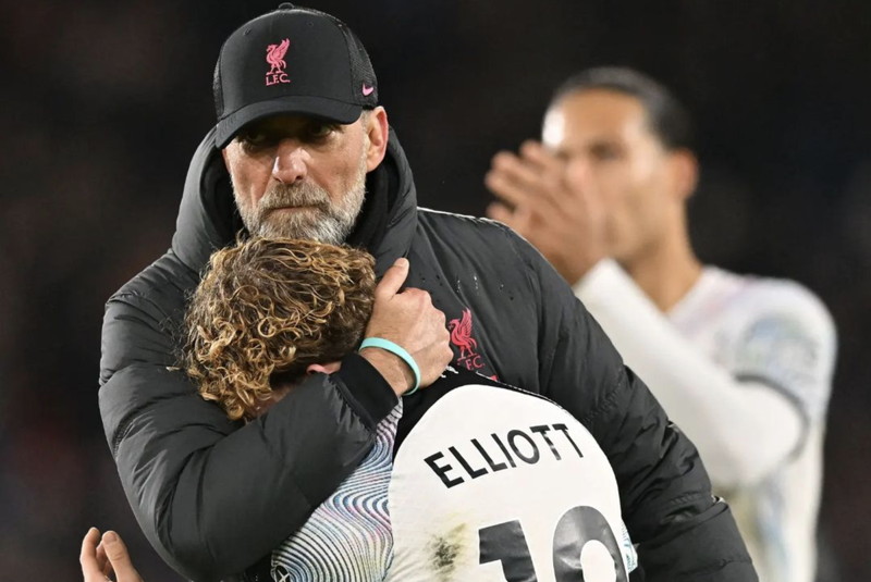 klopp embraces elliott after nil nil draw with palace