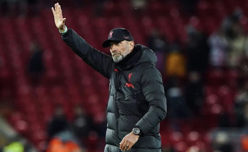 klopp waves to fans