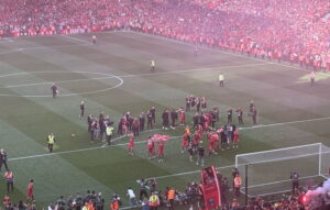 players celebrate in front of kop after liverpool win league agains tottenham 2025